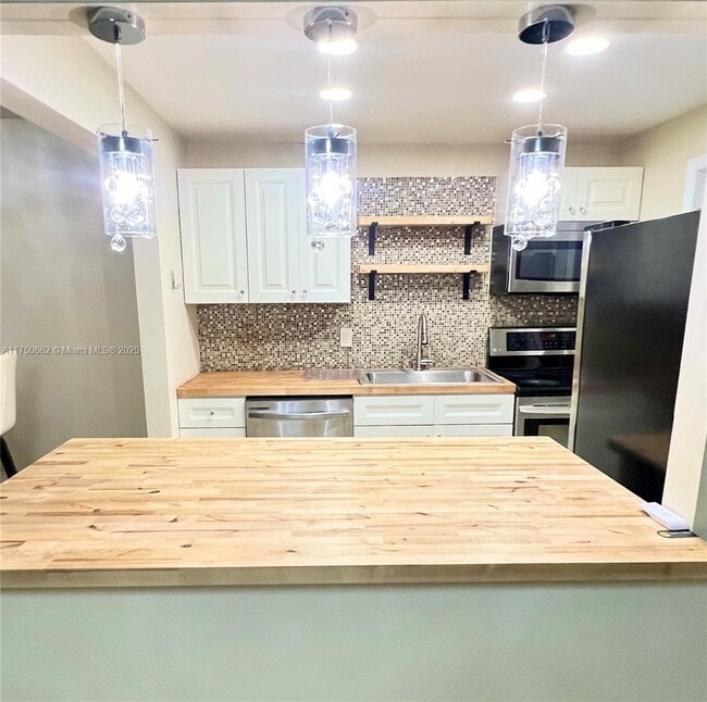1631 NW 46th Ave in Lauderhill, FL - Building Photo - Building Photo