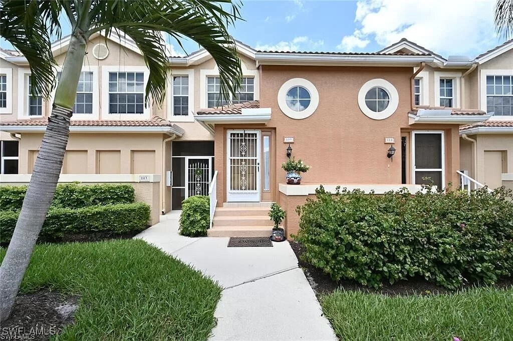 13060 Amberley Ct in Bonita Springs, FL - Foto de edificio