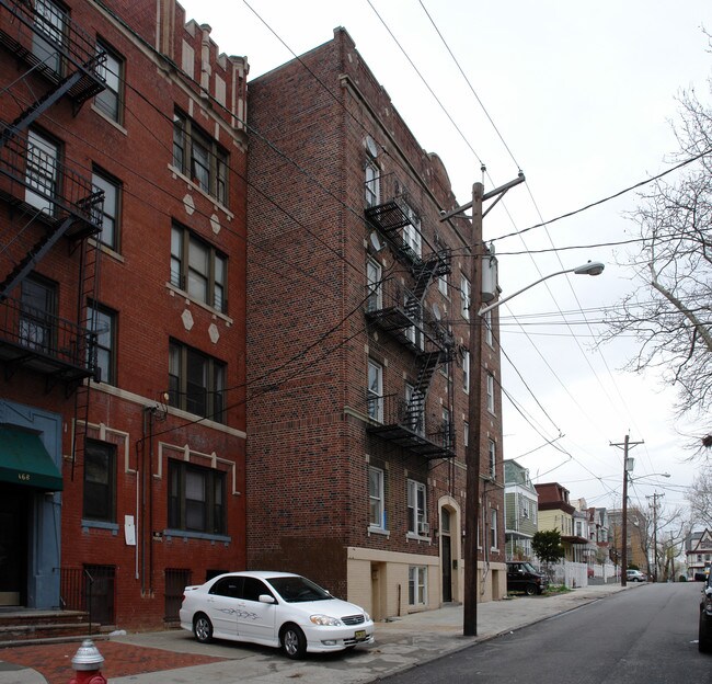 164 Clinton Ave in Jersey City, NJ - Foto de edificio - Building Photo