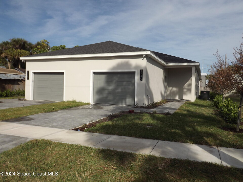 2285 Highland Ave in Melbourne, FL - Building Photo