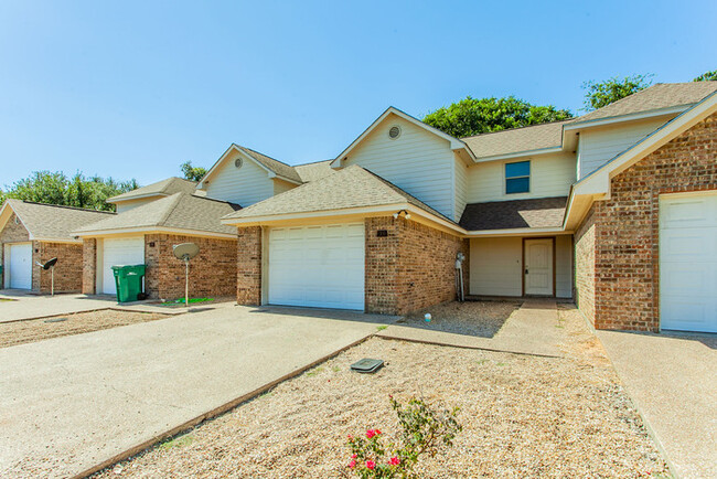 33 Addi Lane in Lacy Lakeview, TX - Foto de edificio - Building Photo