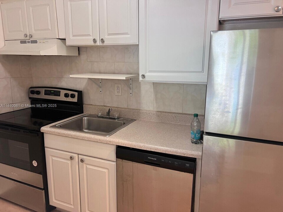 7820 NE Bayshore Ct in Miami, FL - Building Photo