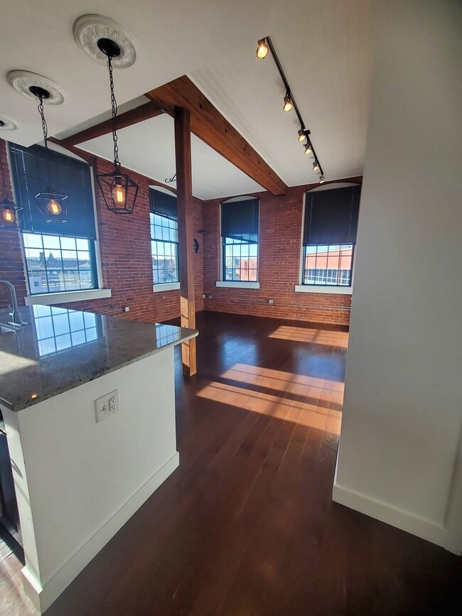 48 Water St, Unit 302 in Worcester, MA - Foto de edificio - Building Photo