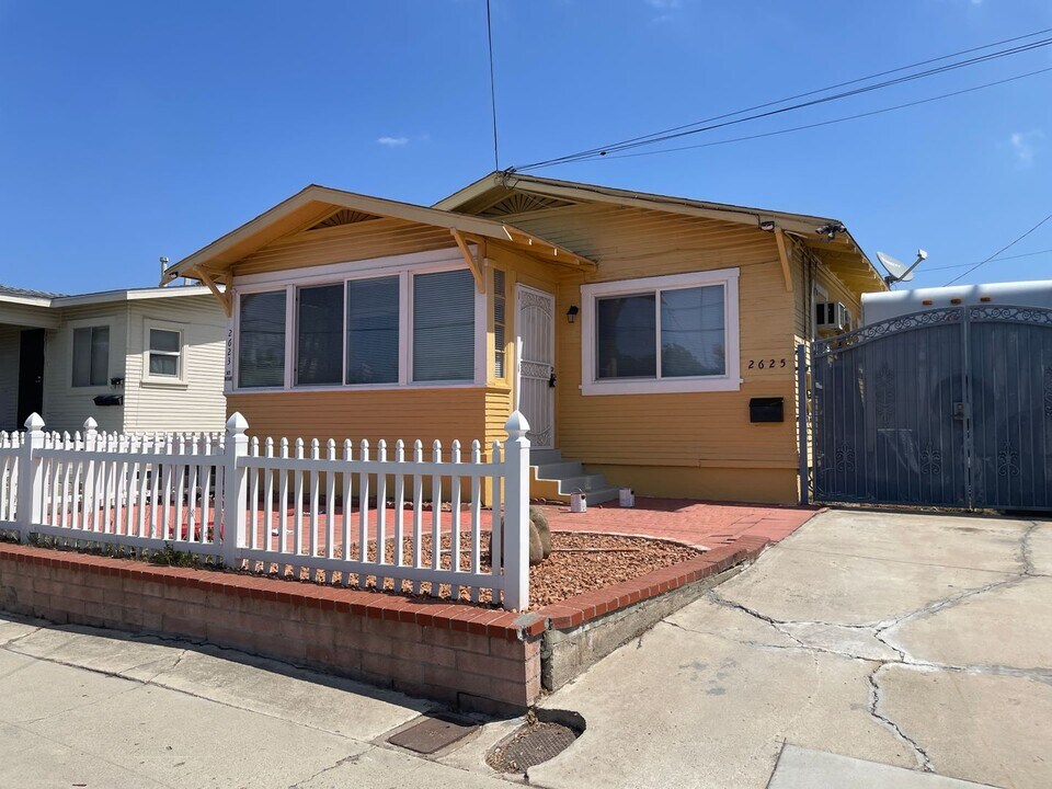 2625 Violet St in San Diego, CA - Building Photo