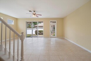 8023 Murano Cir in Palm Beach Gardens, FL - Foto de edificio - Building Photo