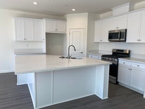 1870 Summit Dr in Los Banos, CA - Building Photo - Building Photo