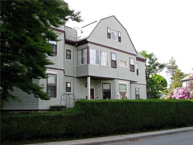38 Rhode Island Ave in Newport, RI - Building Photo - Building Photo