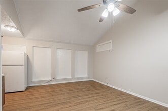 74 Westwood Dr W in Trinity, TX - Foto de edificio - Building Photo