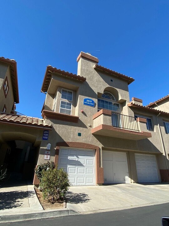 2915 Vía Milano in Corona, CA - Building Photo