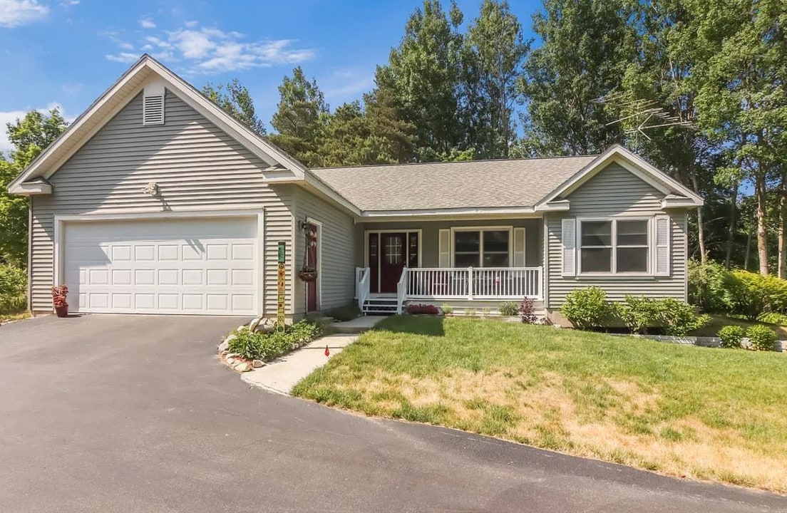 3220 S Lake Shore Dr in Lake Leelanau, MI - Building Photo