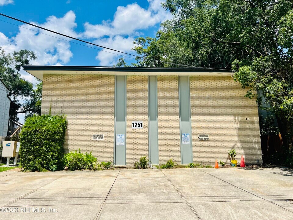 1251 Donald St in Jacksonville, FL - Building Photo