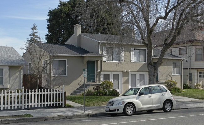 2813-2815 Encinal Ave in Alameda, CA - Building Photo - Building Photo