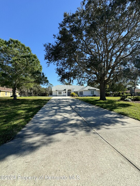 7565 Jomel Dr in Spring Hill, FL - Building Photo