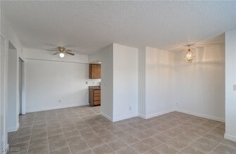 566 Roxella Ln in Las Vegas, NV - Building Photo - Building Photo
