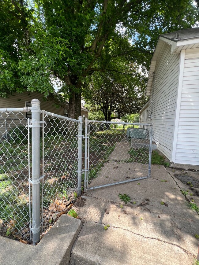 1015 E Broadway St in Joplin, MO - Building Photo - Building Photo