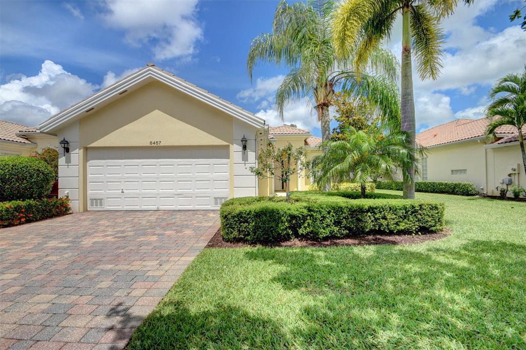 8457 Xanthus Ln in Wellington, FL - Building Photo