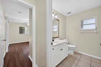Charming 3-Bedroom Home with Private Pool in Buckingham Air Park in Ft. Myers, FL - Foto de edificio - Building Photo