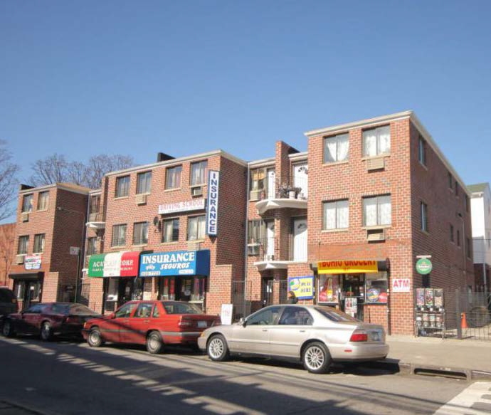 9815 Roosevelt Ave in Corona, NY - Foto de edificio