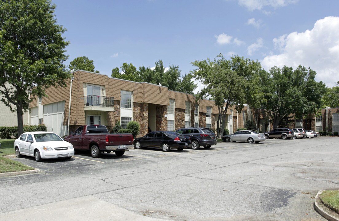 Willow Creek Condominiums in Tulsa, OK - Building Photo