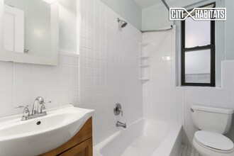 221 E 76th St-Unit -2G in New York, NY - Building Photo - Building Photo