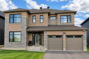 233 Skipper Dr in Ottawa, ON - Building Photo