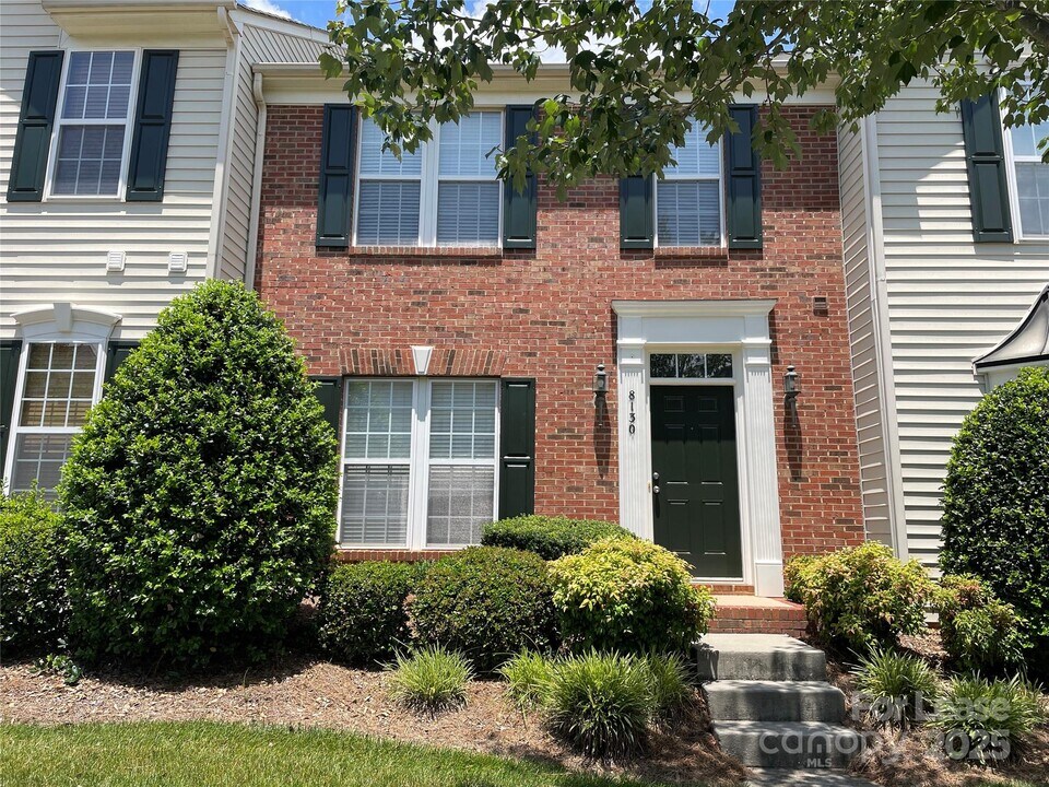 8130 Bridgegate Dr in Huntersville, NC - Building Photo
