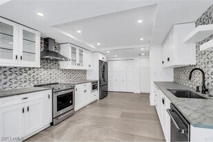 4451 Gulf Shore Blvd N in Naples, FL - Building Photo