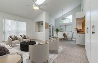 7525 Holly Hill Dr in Dallas, TX - Building Photo - Building Photo