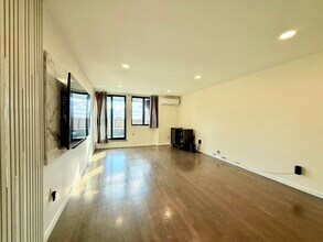 205 10th St in Jersey City, NJ - Building Photo - Building Photo