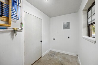 1201 E Alamo St in Brenham, TX - Building Photo - Building Photo