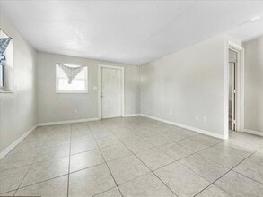 2495 Bayside St, Unit B in Naples, FL - Building Photo - Building Photo