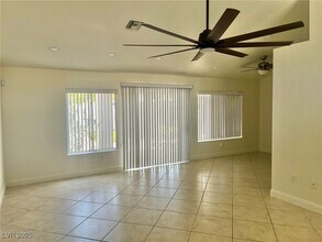 9661 Blue Bell Dr in Las Vegas, NV - Foto de edificio - Building Photo