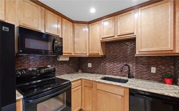 860 W Moorhead Cir, Unit 2E in Boulder, CO - Building Photo - Building Photo