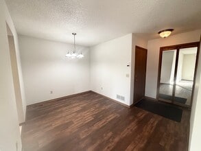 6269 Magda Dr in Maple Grove, MN - Foto de edificio - Building Photo