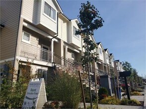 Allenmore Brownstones in Tacoma, WA - Building Photo - Interior Photo