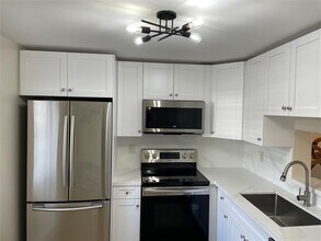 401 SE 3rd St, Unit 104 in Dania Beach, FL - Building Photo - Building Photo
