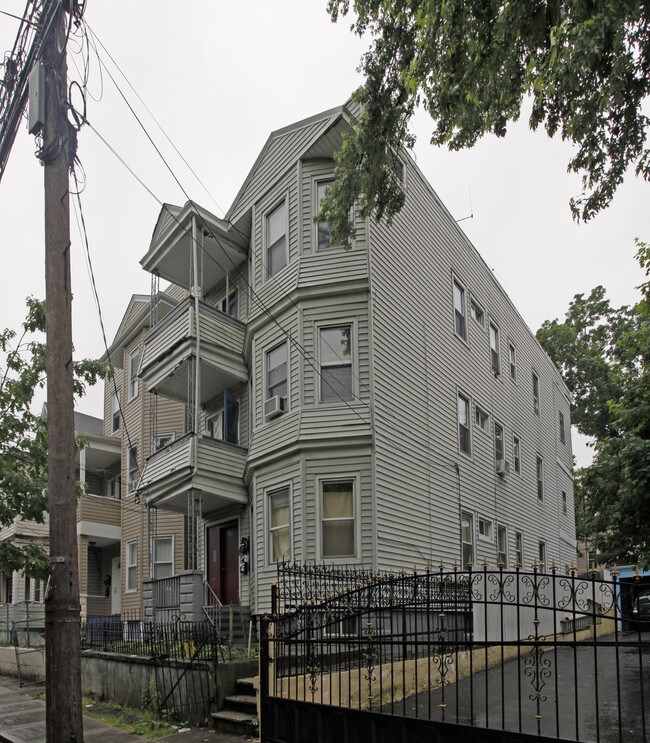 135 Marion St in Paterson, NJ - Building Photo - Building Photo