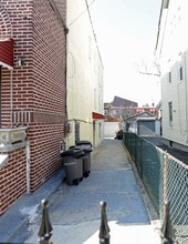 866 E 227th St in Bronx, NY - Foto de edificio - Building Photo