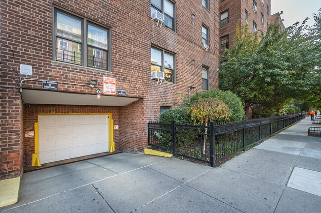 Bradford House in Jackson Heights, NY - Building Photo - Building Photo