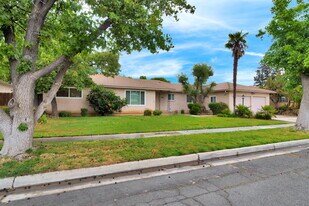 1564 E Escalon Ave in Fresno, CA - Building Photo