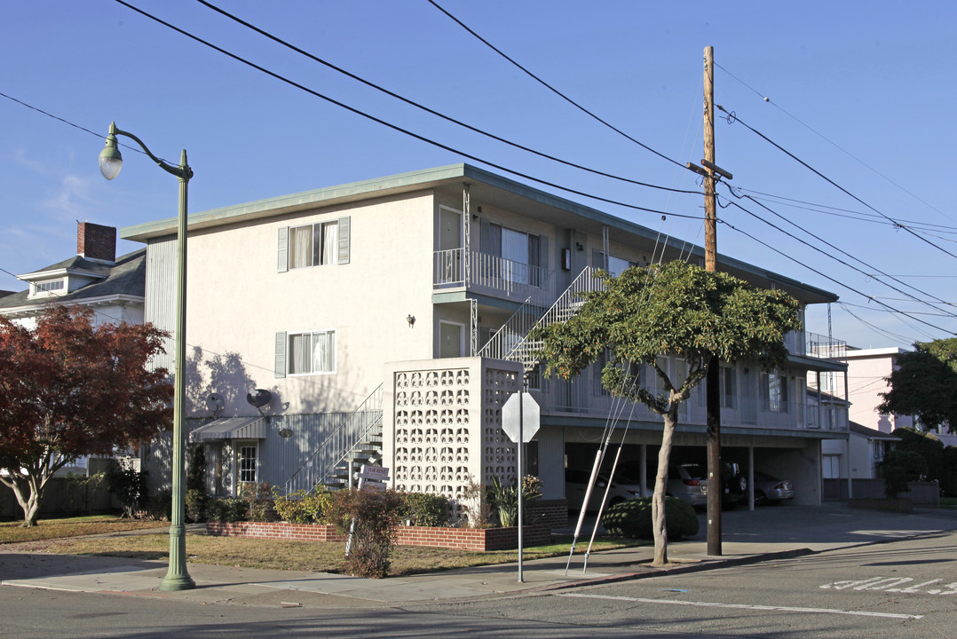 1815 Santa Clara Ave in Alameda, CA - Building Photo