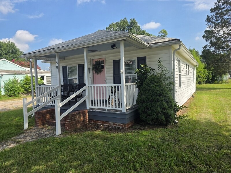 50 E Williamsburg Rd in Sandston, VA - Foto de edificio