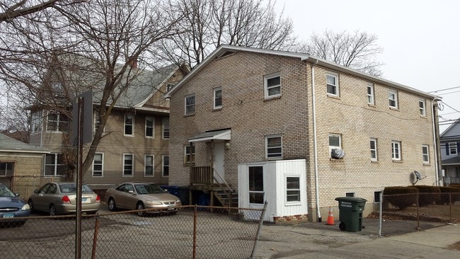 2385 E Main St in Bridgeport, CT - Foto de edificio - Building Photo