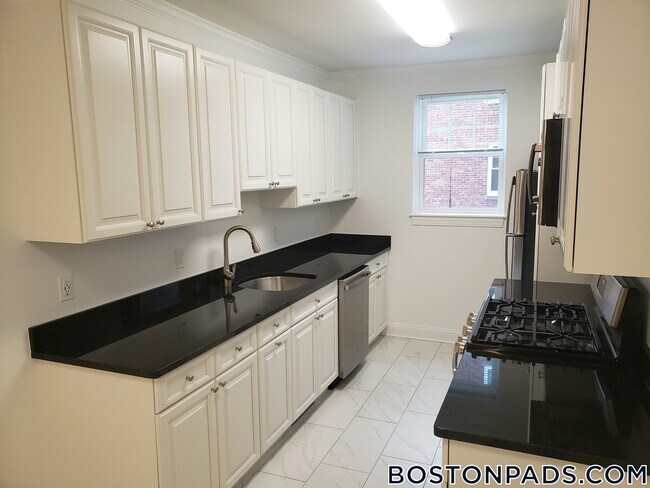 34 Harris St in Brookline, MA - Building Photo - Building Photo