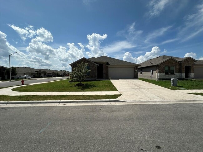 332 Harvest Crk Dr in Uhland, TX - Building Photo - Building Photo