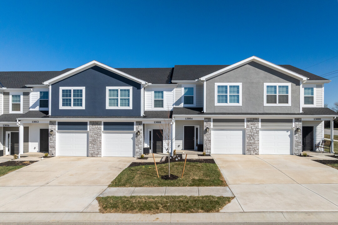 Sandstone Townhomes in Bonner Springs, KS - Building Photo