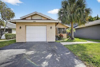 581 Lakeside Cir in Sunrise, FL - Building Photo - Building Photo