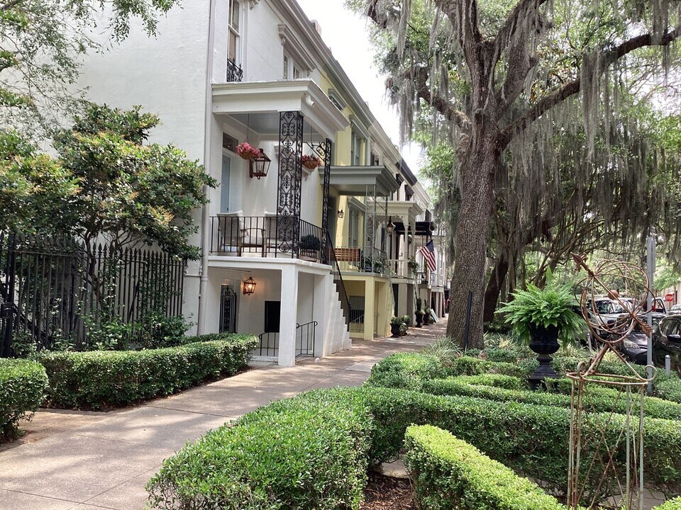 114 E Jones St, Unit Apt A in Savannah, GA - Building Photo
