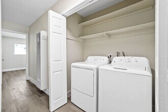 Wakefield Apartment Homes in Anaheim, CA - Foto de edificio - Building Photo