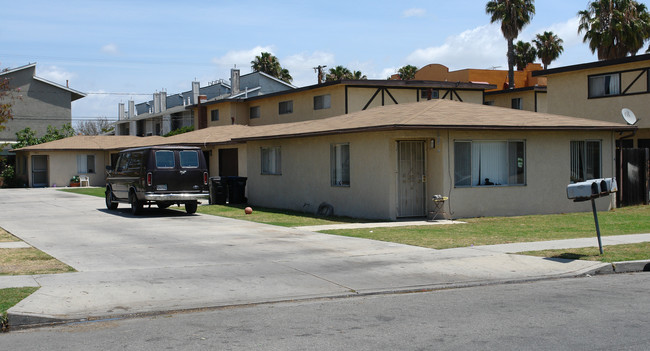 7891-7901 Macdonald Ave in Huntington Beach, CA - Building Photo - Building Photo